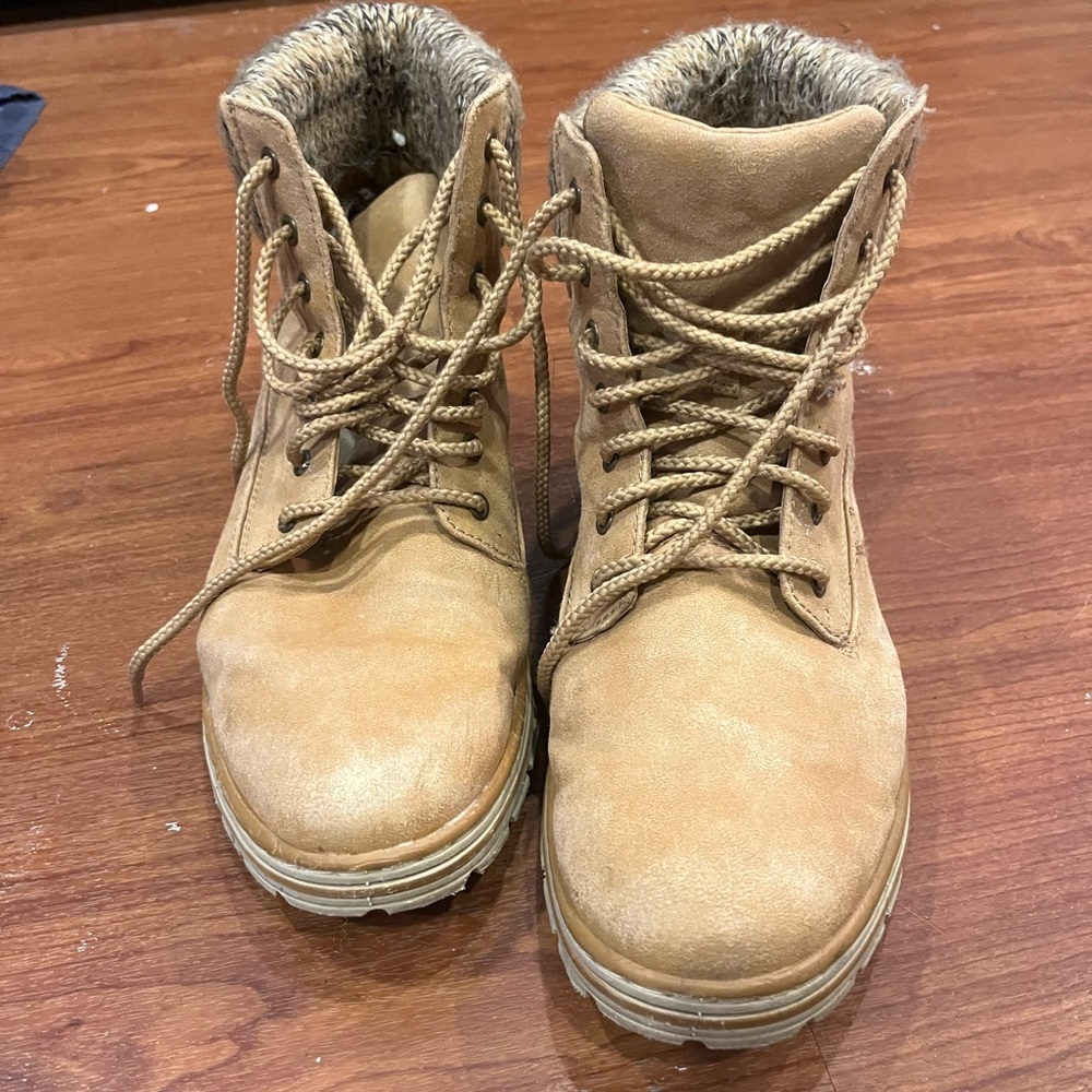 Size 10 Cliffs by White Mountain tan lace up boots